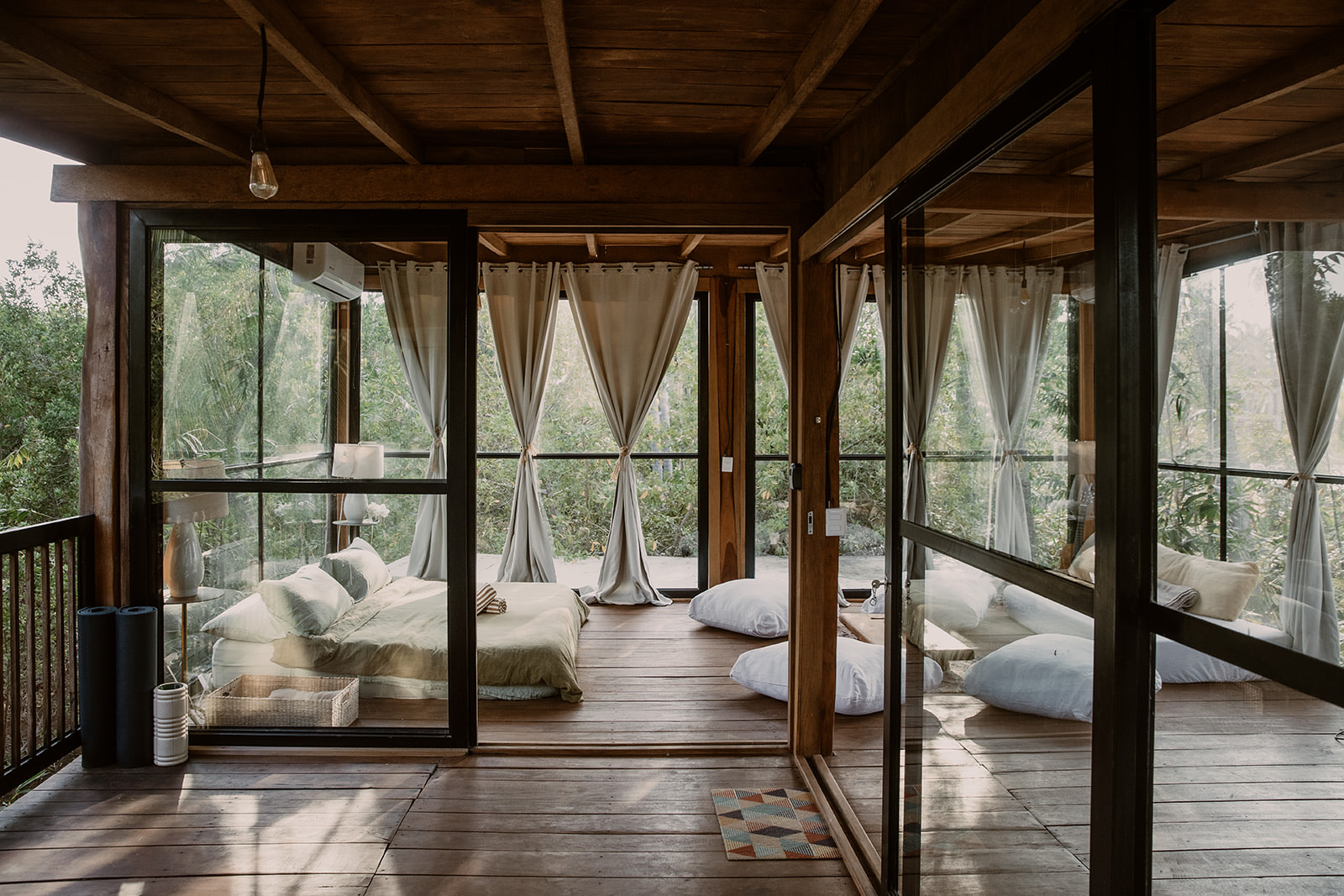 The Treehouse au Templo Saladita — parois en verre dans la canopée de palmiers, baignoire en cuivre, La Saladita, Mexique